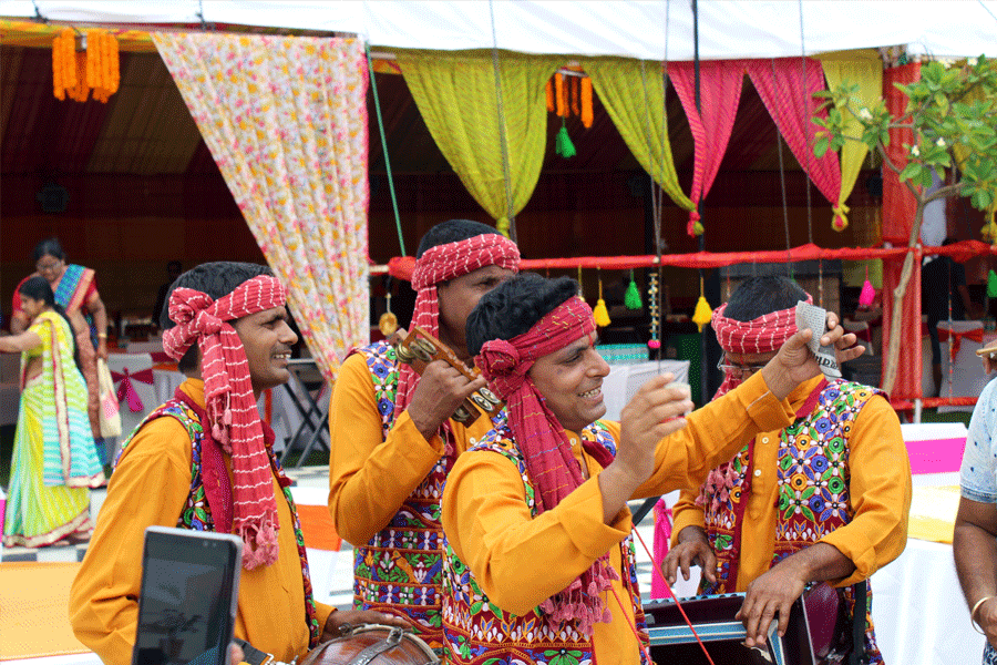 Chana-Chor-Garam-Wala-Shayri-Artist-Mehandi-Theme-Artist-Anchor-Sound-Wedding-PlannerHornbill-Event-Planner-Udaipur-Rajasthan